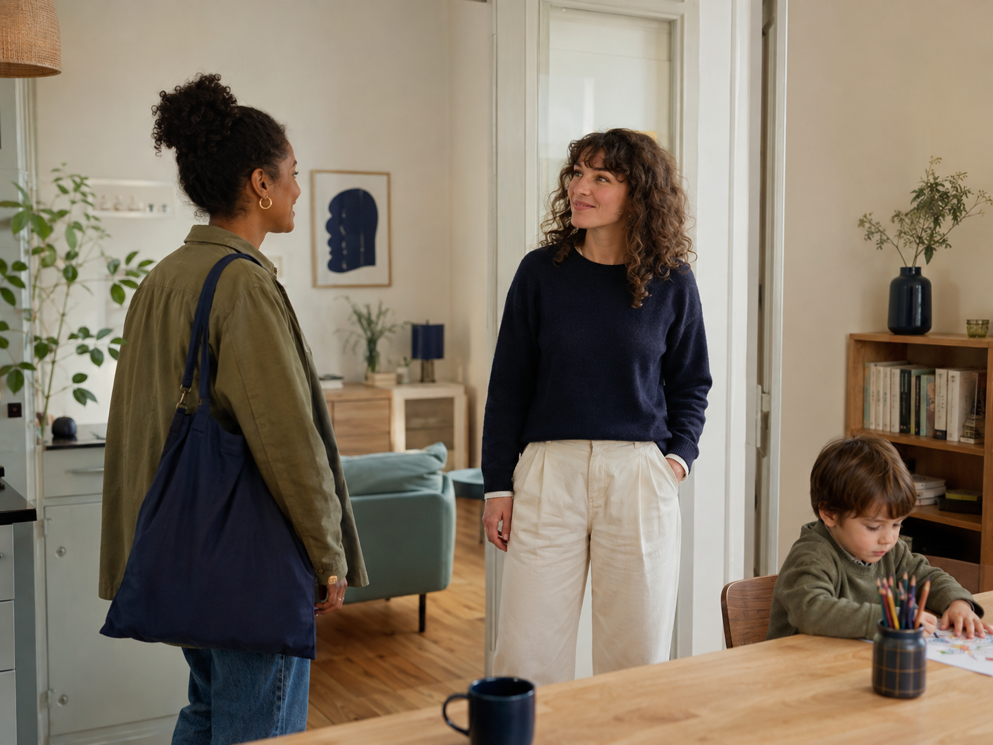 Une famille accueille une baby-sitter à son domicile
